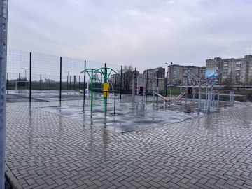 В Кировском продолжается строительство детской и спортивной площадки