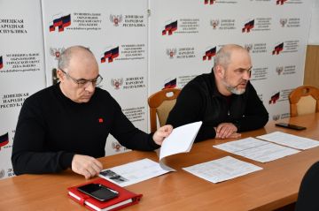 Глава муниципального образования городского округа Дебальцево Сергей Желновач провел рабочее совещание с руководителями предприятий, учреждений и организаций, ответственных за ремонт и благоустройство закрепленных памятных...