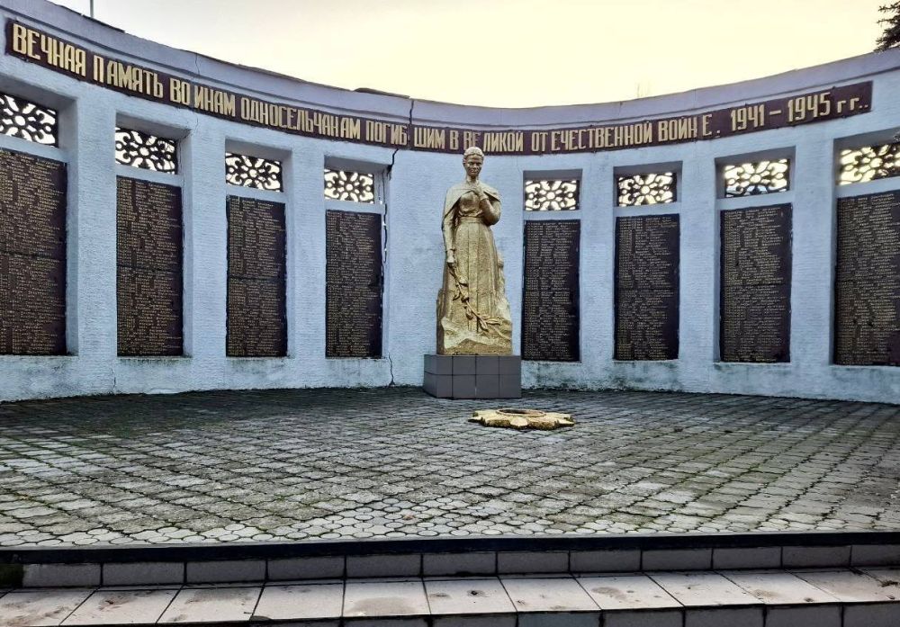 Андрей Чертков: А липецкие строители обновляют мемориал «Братская могила советских воинов Южного фронта и памятник погибшим односельчанам» в пгт Володарское