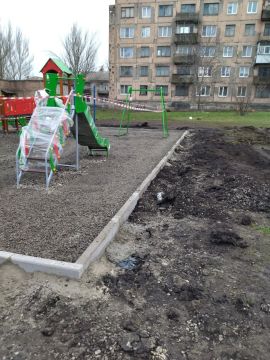 Уважаемые торезцы!. На территории городского округа Торез продолжается благоустройство детских площадок