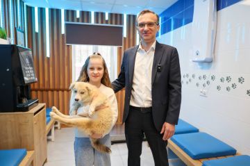 9-летней Насте из Артёмовска вручили щенка, которого ей подарил Владимир Путин