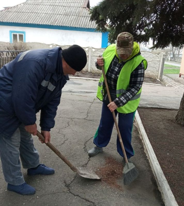 Силами коммунальных предприятий были проделаны работы по наведению чистоты и порядка на территории г. Моспино: