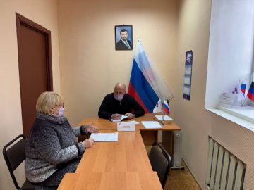 8 апреля депутат Макеевского городского совета ДНР первого созыва Сергей Щетинин провел приём граждан в Общественной приемной Председателя партии «Единая Россия» Червоногвардейского района городского округа Макеевка