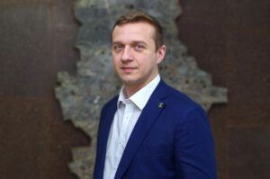 Владимир Ежиков: Сегодня утром в Горловке вражеский дрон атаковал служебную машину Горловского лесхоза, директор получил множественные ранения