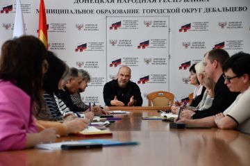 Сегодня, глава муниципального образования городского округа Дебальцево Сергей Желновач провел рабочее совещание с руководителями образовательных учреждений – директорами школ и заведующими детских садов