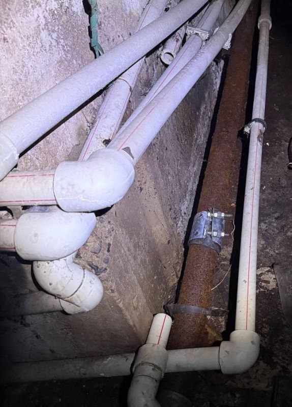 Специалисты Магадана устранили течь в подвале одного из домов Ждановки