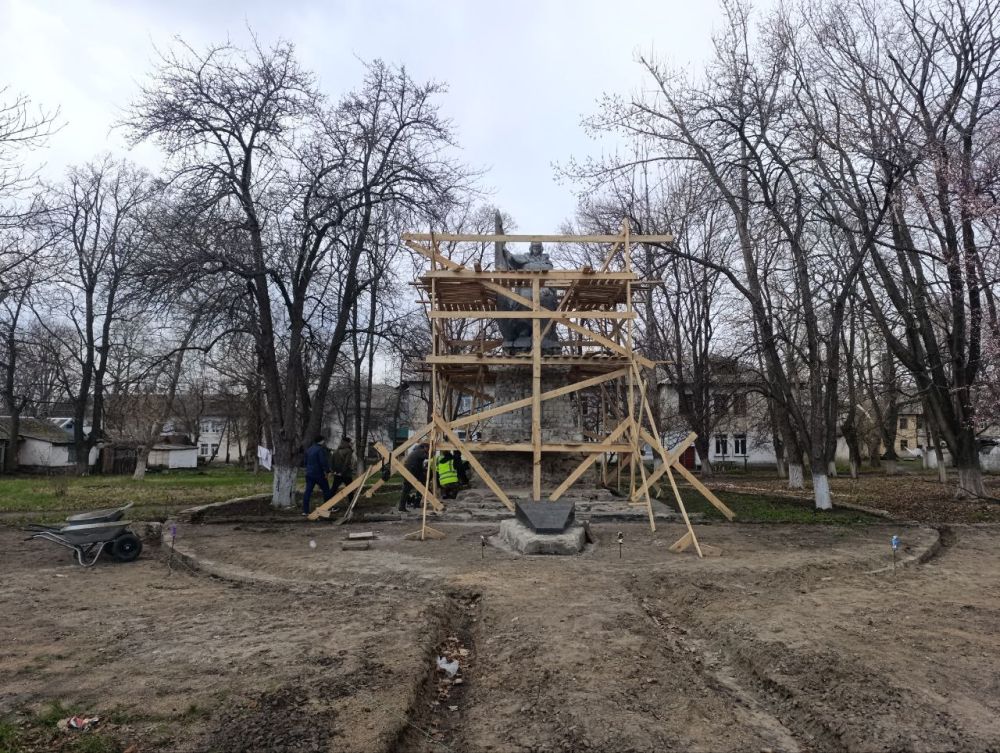 Сергей Ермаков: 9 апреля проверил ход выполнения работ по благоустройству Братской могилы советских воинов в Залесном