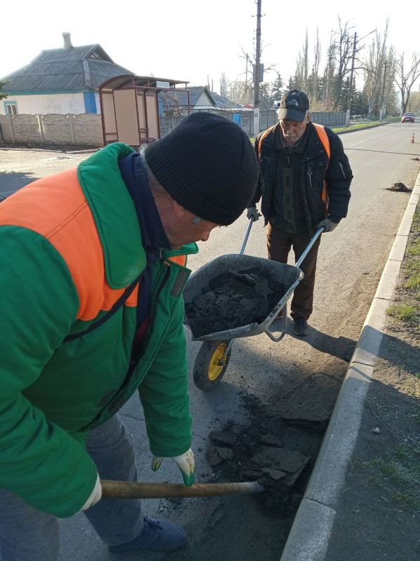 Силами коммунальных предприятий были проделаны работы по наведению чистоты и порядка на территории г. Моспино: