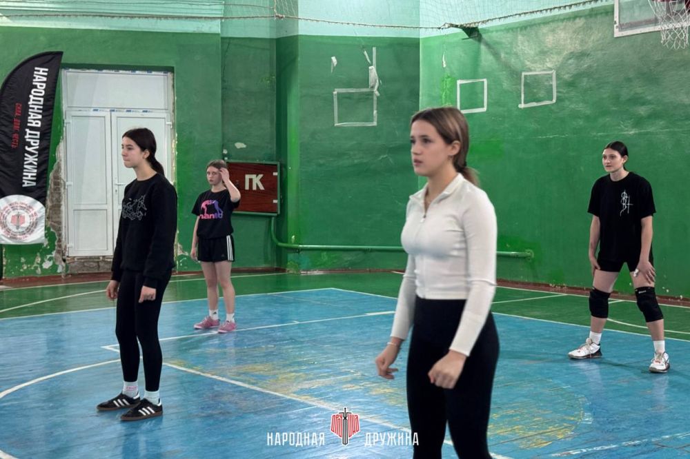 В Енакиево жарко!. Между местными штабами Народной Дружины Горловки, Енакиево и Ждановки прошёл товарищеский матч по волейболу Спортсмены продемонстрировали высокий уровень подготовки, волю к победе и командный дух