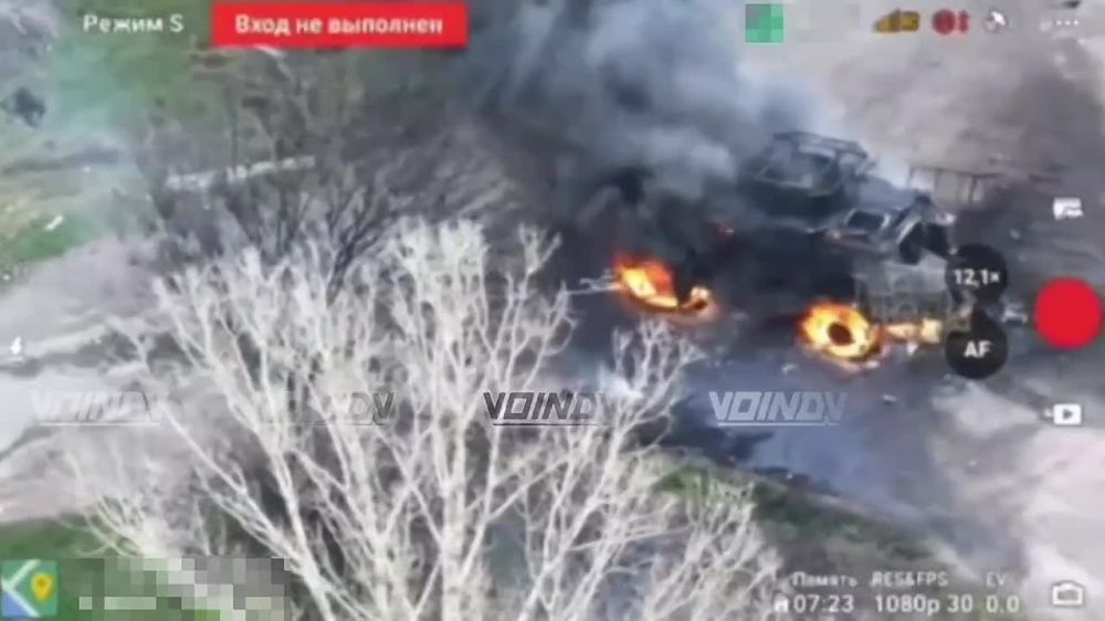 Наши дистанционно заминировали дорогу из села Богатырь на Кураховском направлении, и на эти мины наехала украинская БМП, после чего ей сделали фаталити