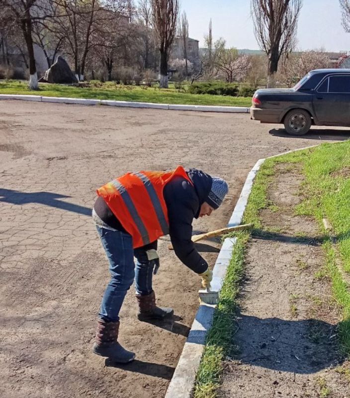 Силами коммунальных предприятий были проделаны работы по наведению чистоты и порядка на территории г. Моспино: