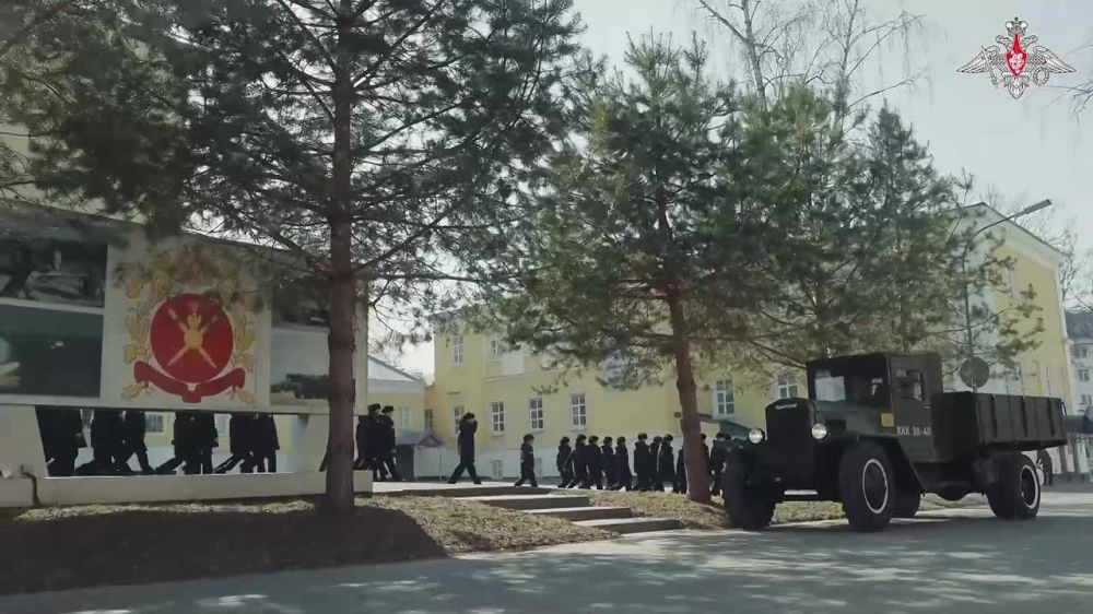 Минобороны России: Военнослужащие группировки «Центр» передали Казанскому суворовскому училищу восстановленный прямо в зоне СВО ЗИС-5 1944 года