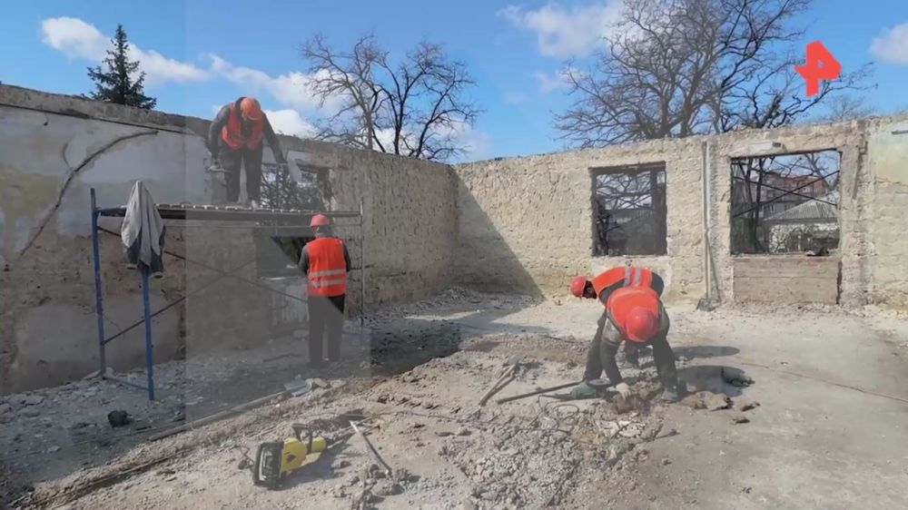 Работает тяжелая техника и специалисты: корреспондент РЕН ТВ Евгений Быковский показал, как восстанавливают Донецкий национальный университет экономики и торговли