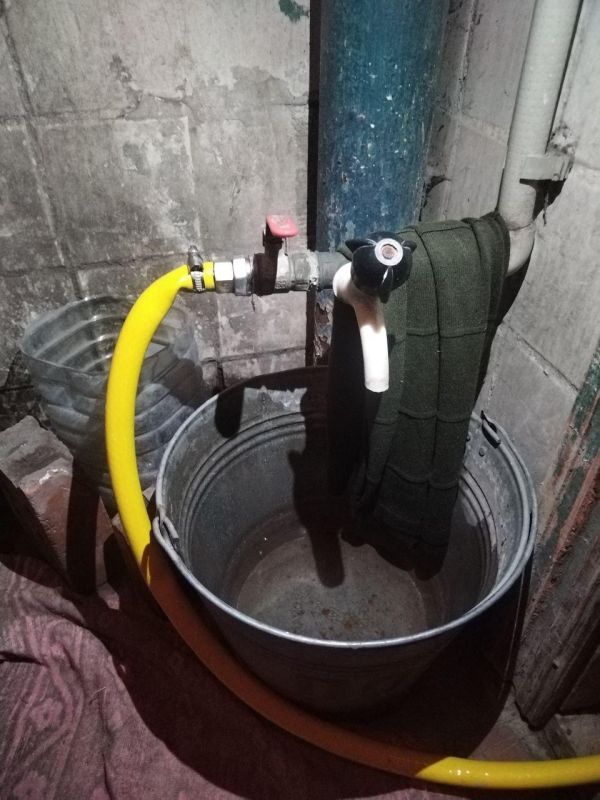 Аварийщики региона-шефа помогают решать коммунальные проблемы ждановцев