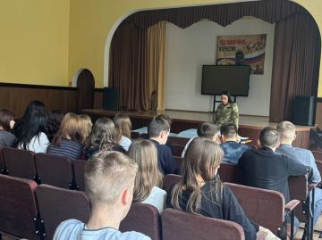 Полицейские проводят беседы с учащимися