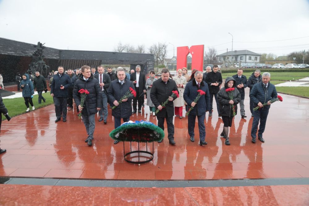 Константин Кузьмин: Рабочая поездка в Республику Крым выпала на важные для полуострова даты - День Конституции Республики Крым и Международный день освобождения узников фашистских концлагерей