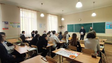 Полицейские проводят беседы с учащимися