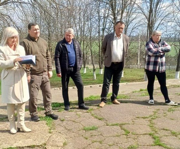Вместе с депутатом Амвросиевского муниципального совета Андреем Луняка разъяснил вопросы социального и коммунального характера