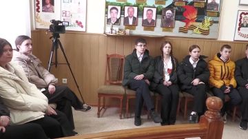 Патриотическая акция «Георгиевская ленточка» стартовала в Управлении Судебного департамента в ДНР