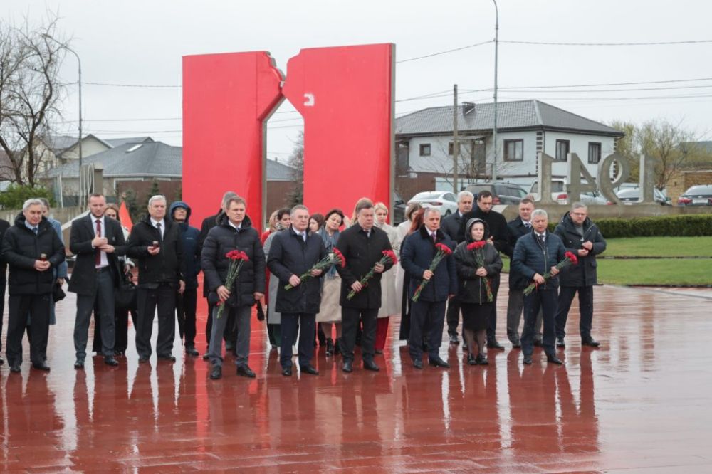 Константин Кузьмин почтил память узников фашистского концлагеря в Крыму