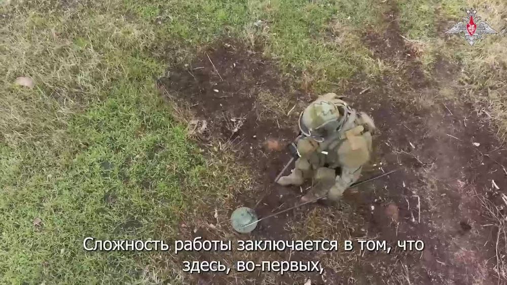 Минобороны России: Специалисты отдельного инженерно-саперного батальона 20-й гвардейской мотострелковой дивизии группировки войск «Южная» разминируют местность после активных боевых действий