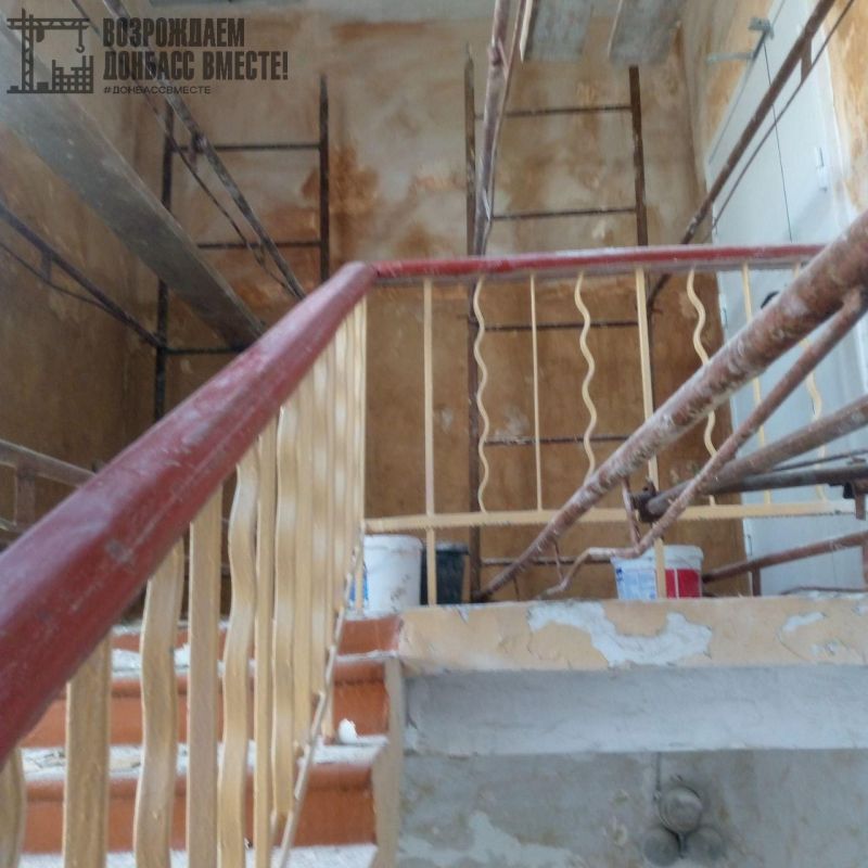 Игорь Лызов: Амурская область ведет ремонт лестничных пролетов в школе №6 Амвросиевки