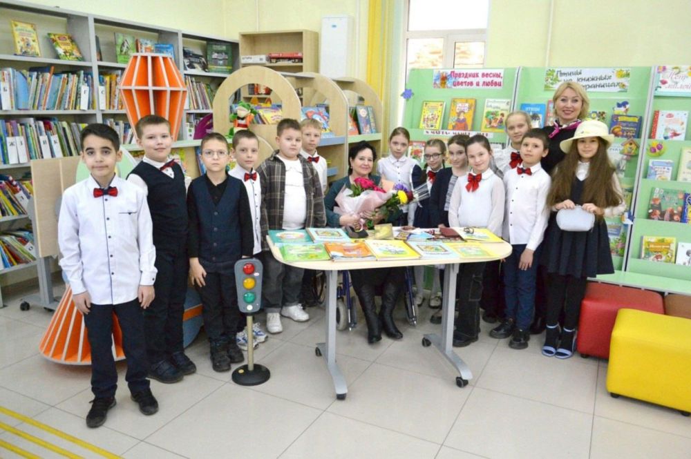 Игорь Лызов: Амурская писательница подарила свои книги амвросиевским второклассникам