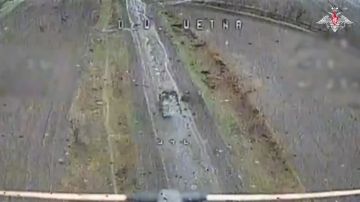 Минобороны России: Операторы FPV-дронов группировки «Восток» уничтожили танк ВСУ в районе населённого пункта Богатырь в ДНР