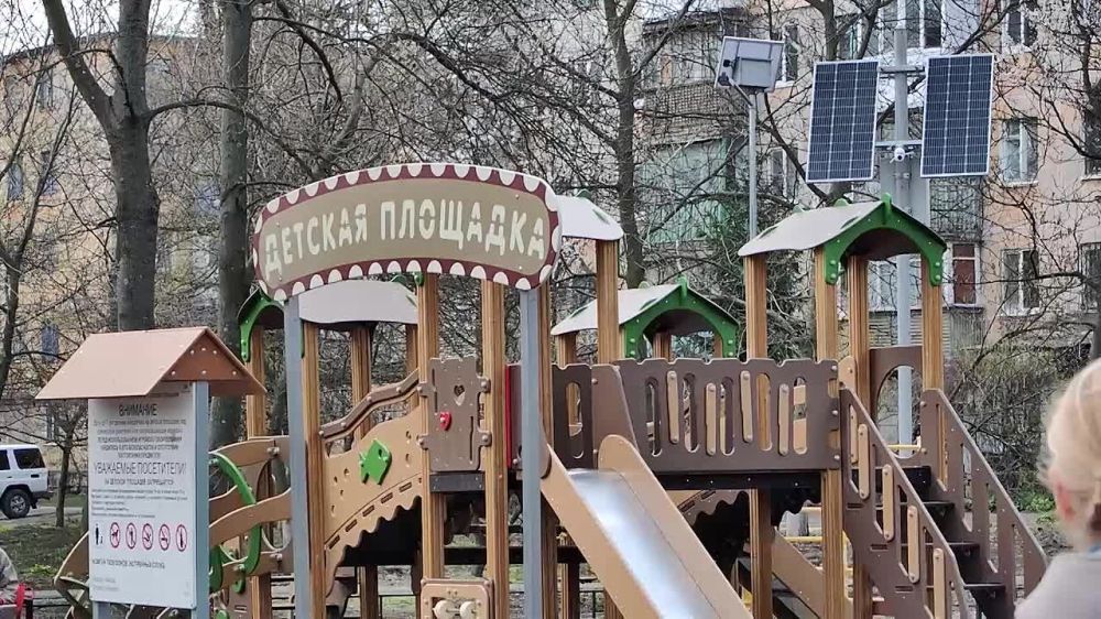 Денис Пушилин: С жителями проверили, как благоустроена детская площадка в Макеевке