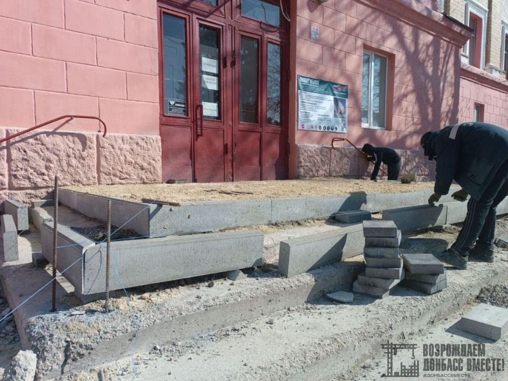 Игорь Лызов: Амурская область приступила к ремонту крыльца Амвросиевского индустриального колледжа