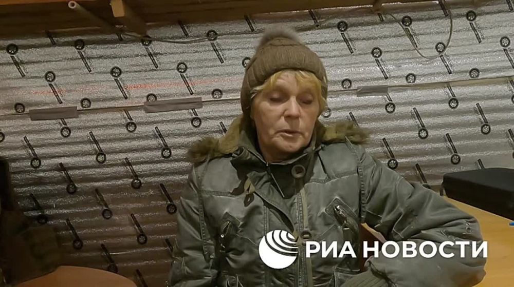 Украинские военные корректировали огонь на дома, где жили мирные жители Курахово в ДНР, рассказала РИА Новости очевидец, беженка из этого города Марина Зяброва