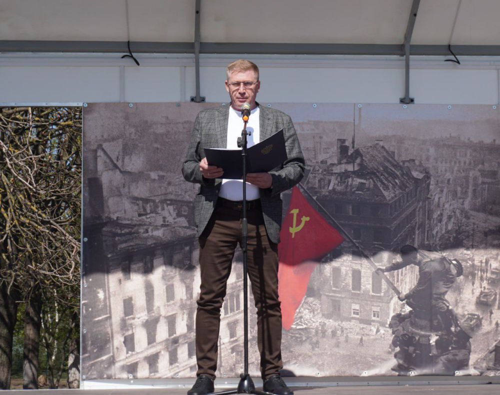 Сергей Юзвинкевич: Сегодня на площади Володарского Дома культуры состоялось торжественное открытие патриотической акции &quot;Автопоезд Победы&quot;