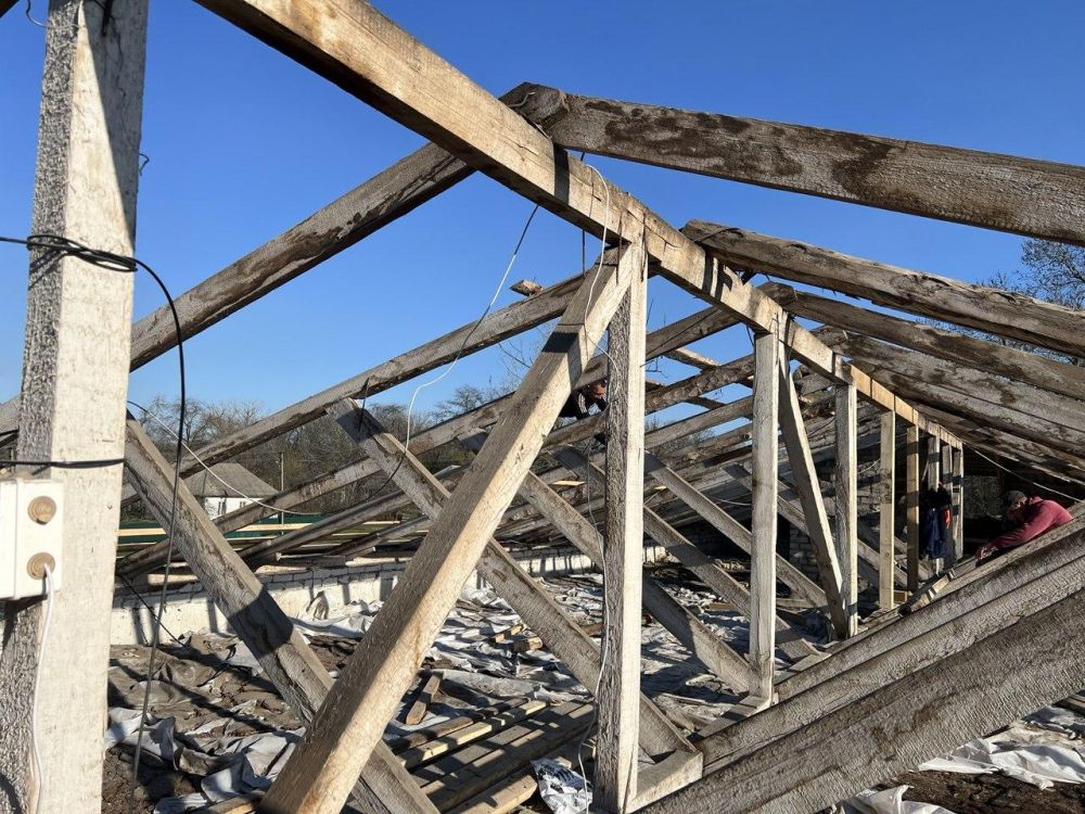 Игорь Лызов: Специалисты из ЕАО приступили к замене кровли на многоэтажке в поселке Металлист Амвросиевского округа