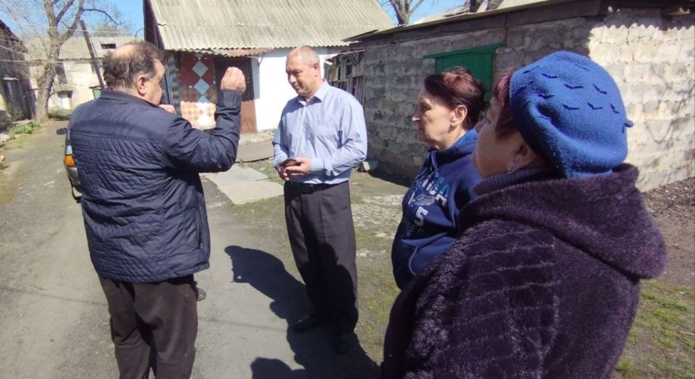 Сегодня, 15 апреля, заместитель главы администрации городского округа Торез Александр Ставицкий провел встречу с населением по ул. Ленина, д. 240