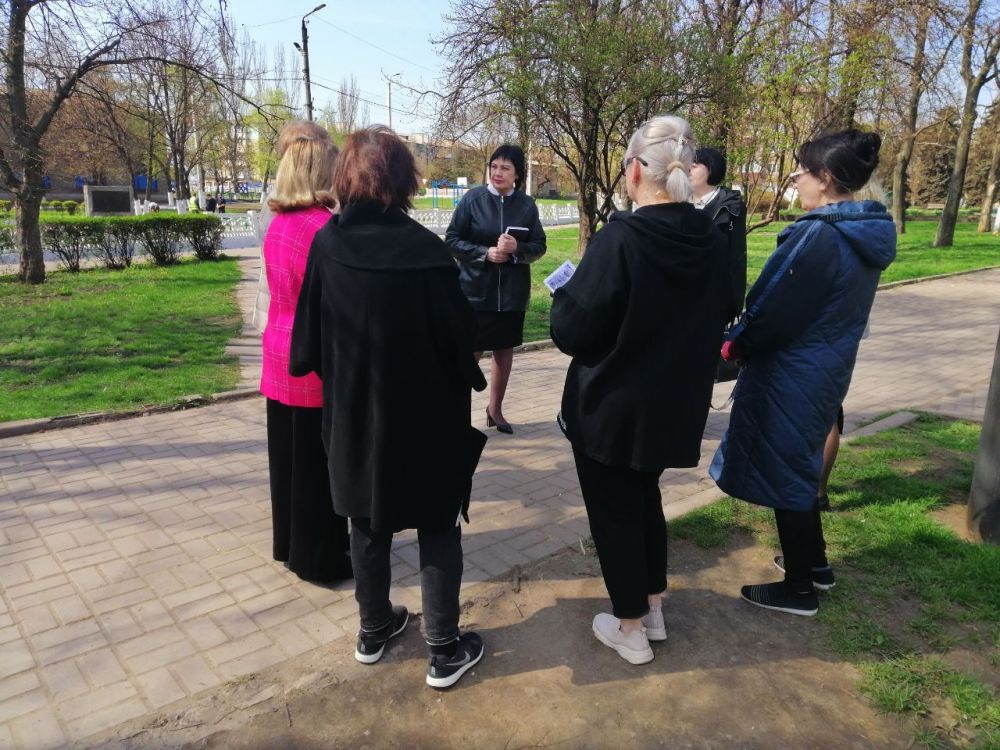 Игорь Мартынов: Встречи с населением. 16 апреля заместитель главы администрации муниципального образования городского округа Енакиево Елена Витрук провела выездные встречи с населением на пр. Шевченко, 82, 84 и 84А