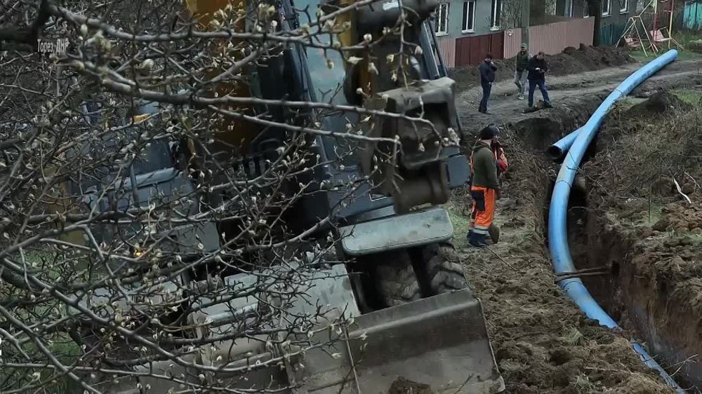 Андрей Чертков: Итак. Приморские специалисты обновляют канализационный коллектор в Торезе: на участке в 1,6 км меняют аварийные трубы на новые, со спецзащитой