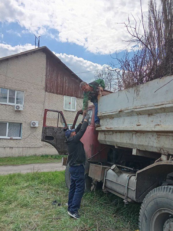 Силами коммунальных предприятий были проделаны работы по наведению чистоты и порядка на территории г. Моспино: