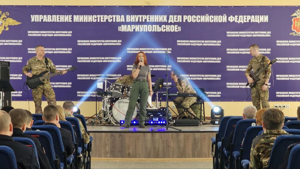 Ансамбль Восточного военного округа выступил для сотрудников полиции в Мариуполе