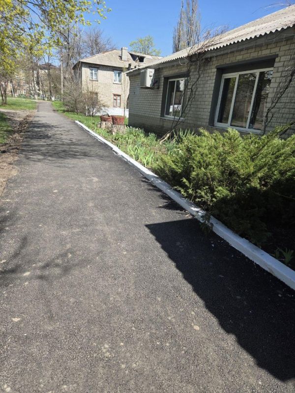 Магаданские специалисты досрочно завершили работы по асфальтированию тротуара в Ждановке