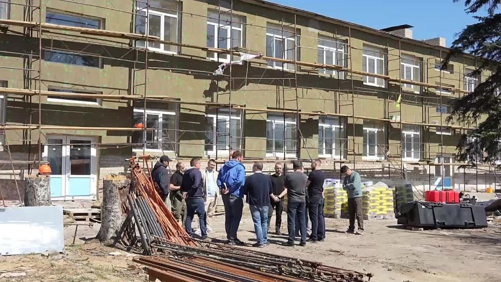 Кирилл Макаров: Вместе с руководством Старобешевского округа и представителями региона-шефа Республики Бурятии осмотрели помещение будущего молодежного центра