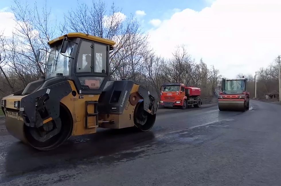 В Торезе завершают ремонт дороги к больнице