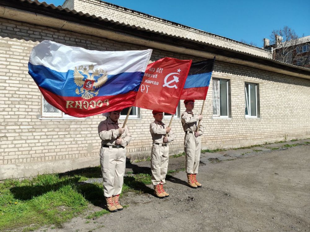 18.04.2025 г. Юнармейцы ВПТК &quot;Тимуровцы&quot; местного отделения г. Комсомольское и учащиеся ГБОУ&quot;Комсомольская школа 2 Старобешевского М. О.&quot; приняли участие в международной акции «Сад Памяти» в честь 80-летия Великой Победы