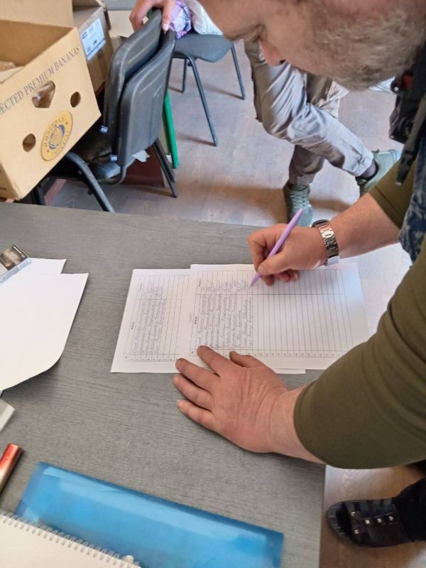 Сотрудники Угледарского территориального управления поздравили жителей с Пасхой и вручили СНИЛСы