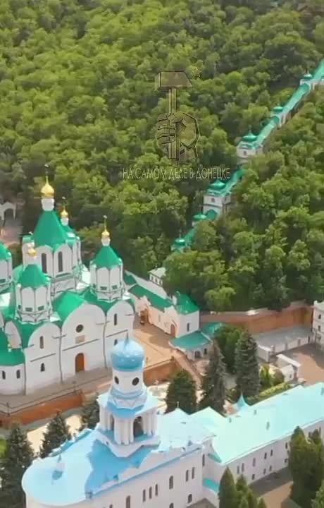 Святогорская лавра находится в Донецкой республике — недалеко от границы трех областей: Харьковской, Донецкой, Луганской, рядом со Славянском