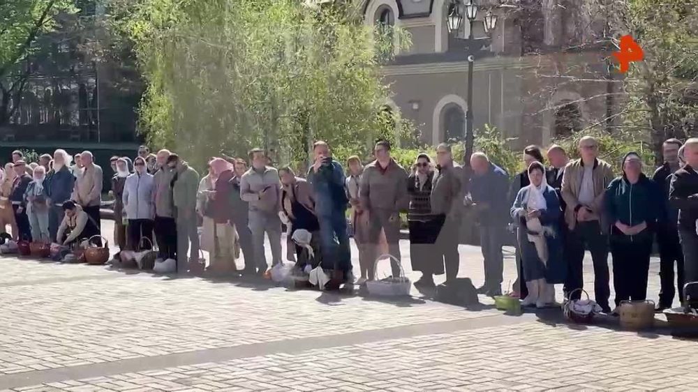 Люди с самого утра идут в Спасо-Преображенский кафедральный собор в Донецке, чтобы освятить пасхальные приношения