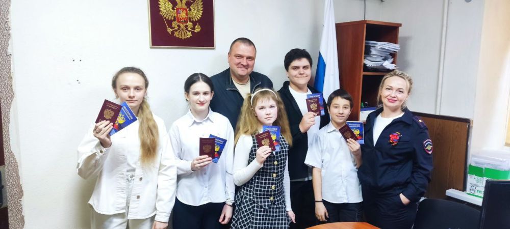 Полицейские вручили главный документ юным гражданам и жителям освобожденных территорий