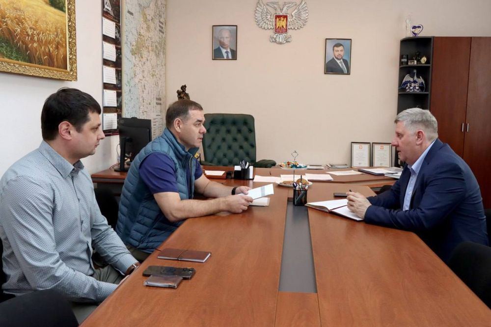 Врио Председателя Правительства ДНР Андрей Чертков на встрече с замгубернатора Челябинской области Александром Лазаревым обсудил восстановление населенных пунктов Ясиноватского муниципального округа