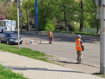 В Кировском внутригородском районе продолжаются работы по нанесению дорожной разметки