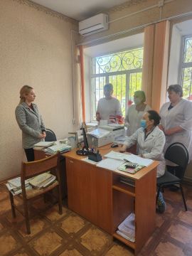 22.04.2025 депутат Всероссийской политической партии "ЕДИНАЯ РОССИЯ" Тельмановского муниципального совета Юлия Линник провела встречу с трудовым коллективом Андреевской амбулатории ОПСМ Тельмановского района