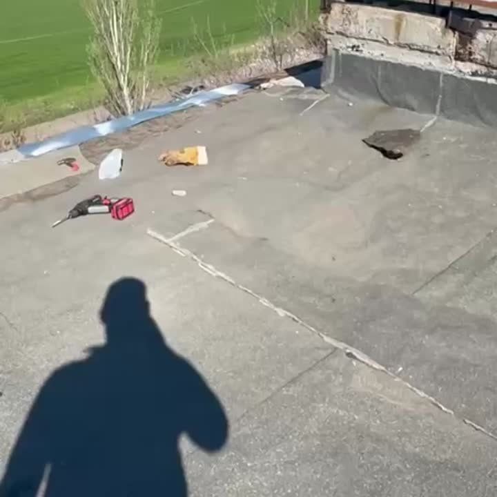 Магаданские специалисты приступили к ремонту кровли многоквартирного дома в Ждановке